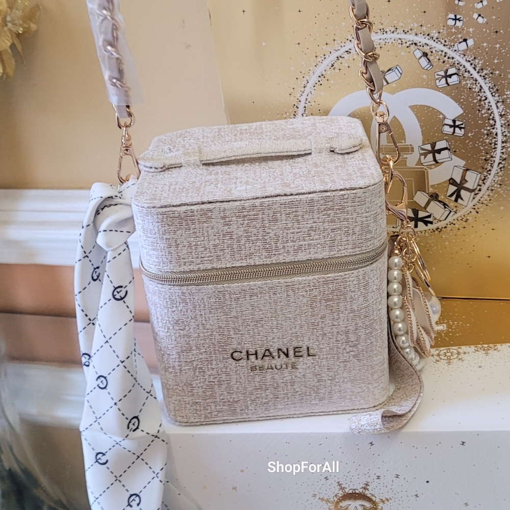 Chanel - Picture 9 of 16